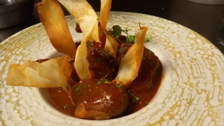 Rabo de ternera estofado, crema de calabacín y alboronía de patata y batata