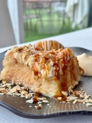 Torrija de pan brioche con crema de almendra y helado de leche merengada